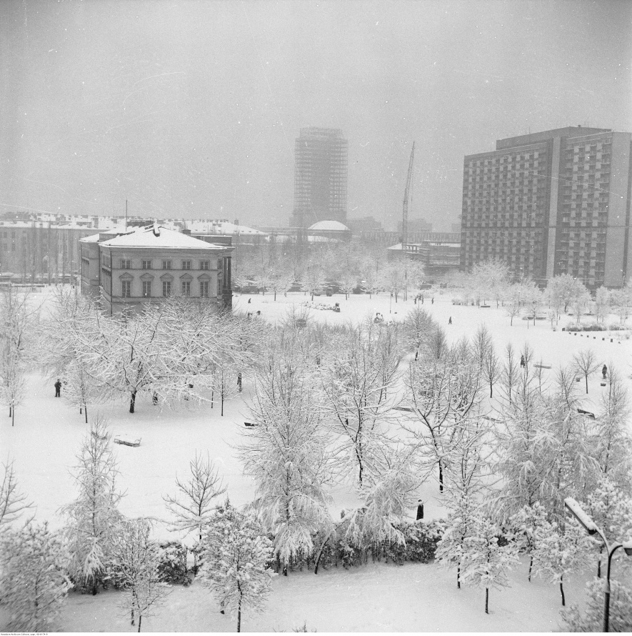 Pałac Lubomirskich, zimowy widok bocznej elewacji widzianej z Osiedla Za Żelazną Bramą, 1972-1976, Rutowska Grażyna, Narodowe Archiwum Cyfrowe: 40-W-96-1
